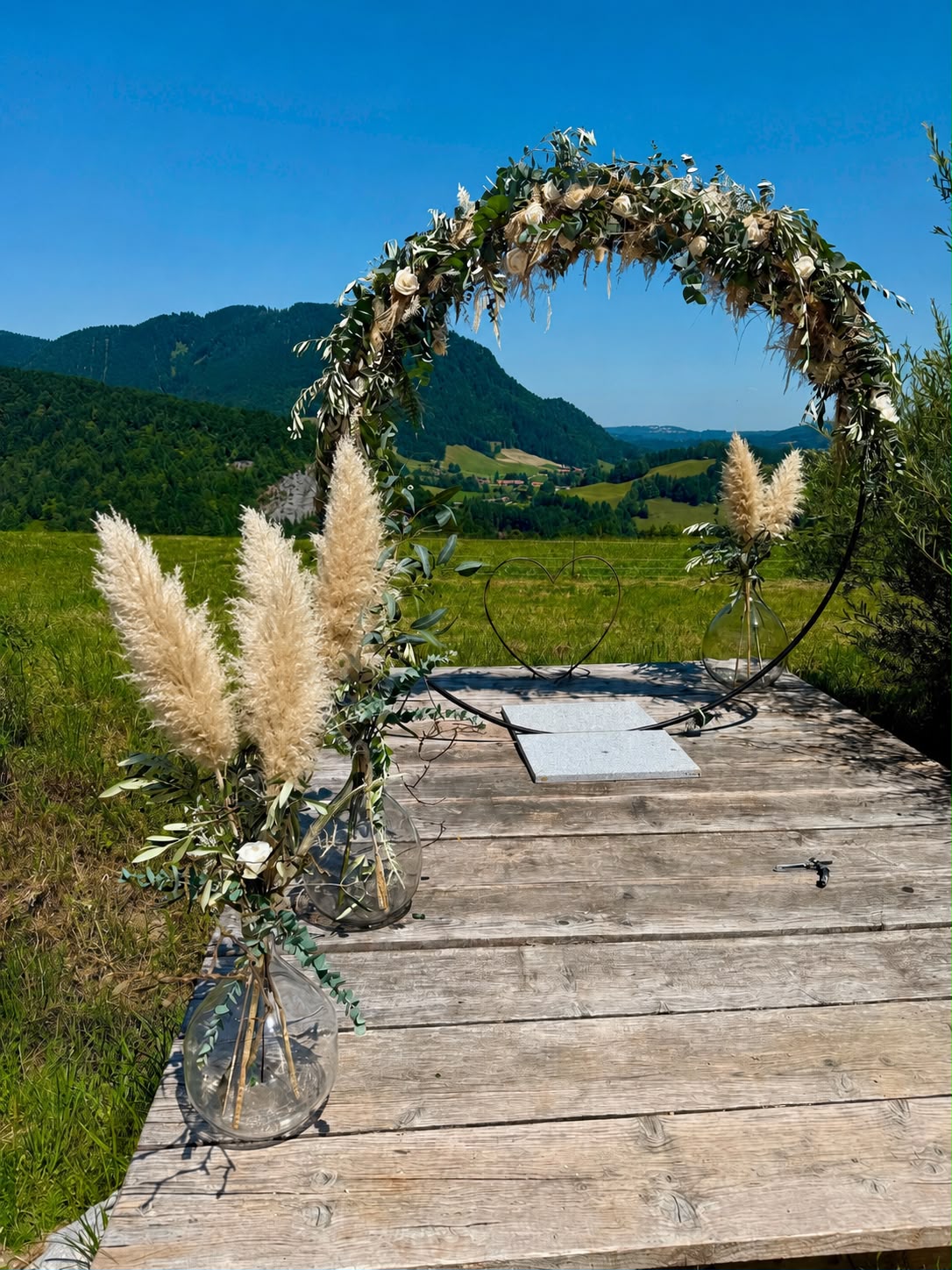 Pampasgras aus eigener Gärtnerei für Floristen & Großhandel. Ganze Rispen und Deko-Elemente für Traubögen und Tischdeko – mit echten Hochzeitsbeispielen.